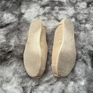 TOMS Beige Slip-On Shoes - size 6.5